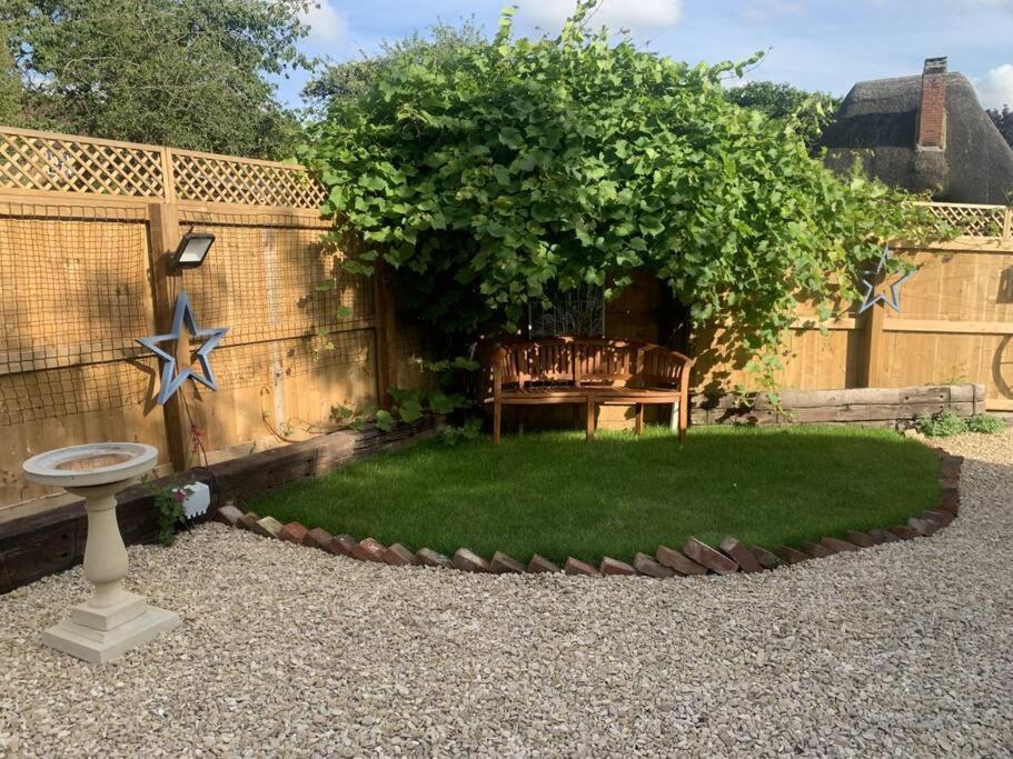 The Shack - Thatched Self Contained Annex Collingbourne Ducis Exterior photo